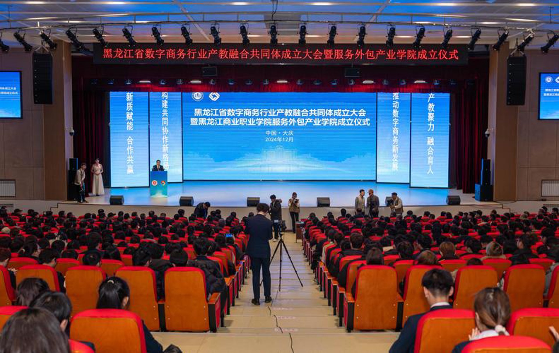 人民艺术网：打开艺术之门的窗口